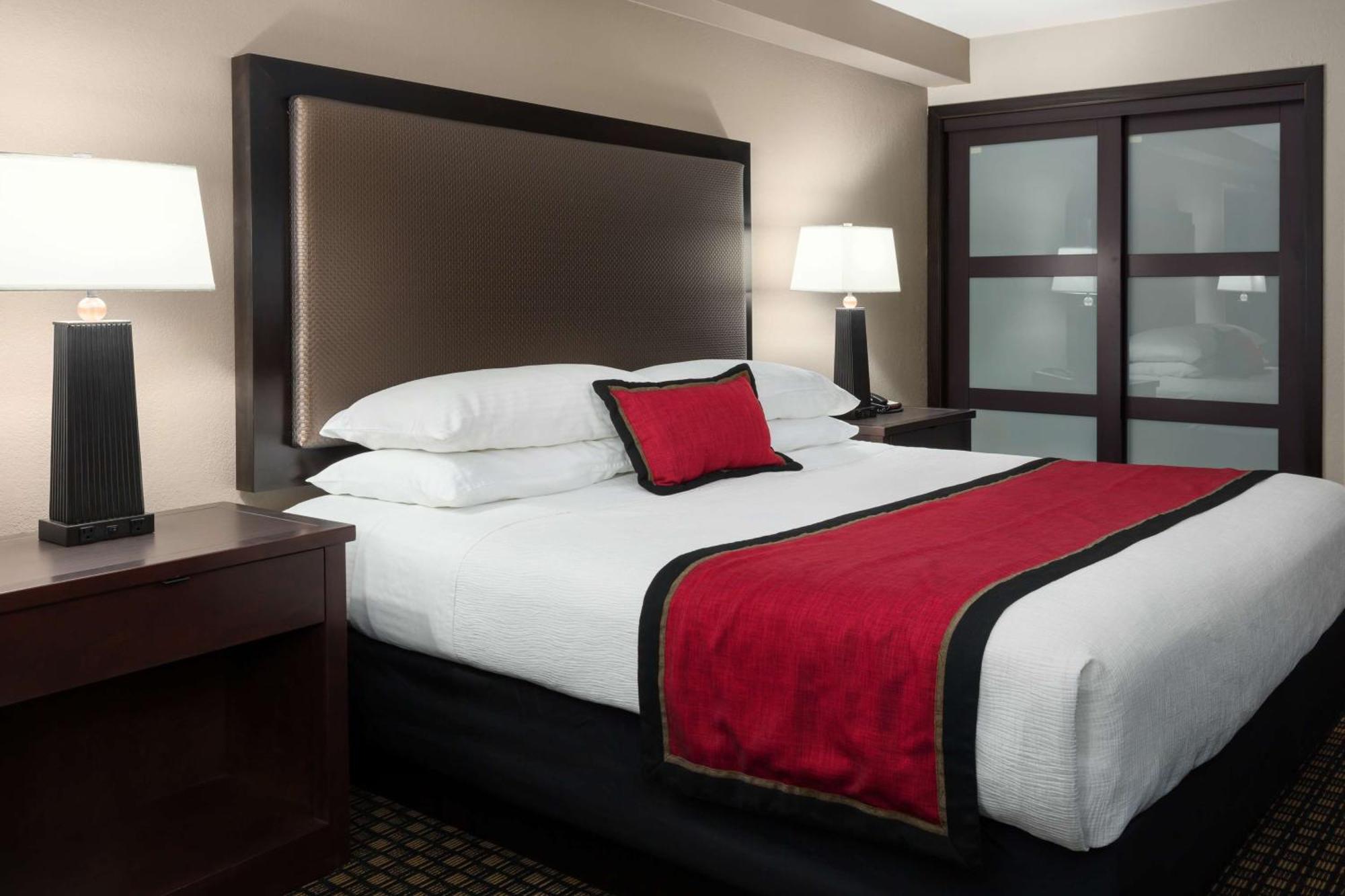 Best Western Plus Ramkota Hotel Sioux Falls Exterior photo